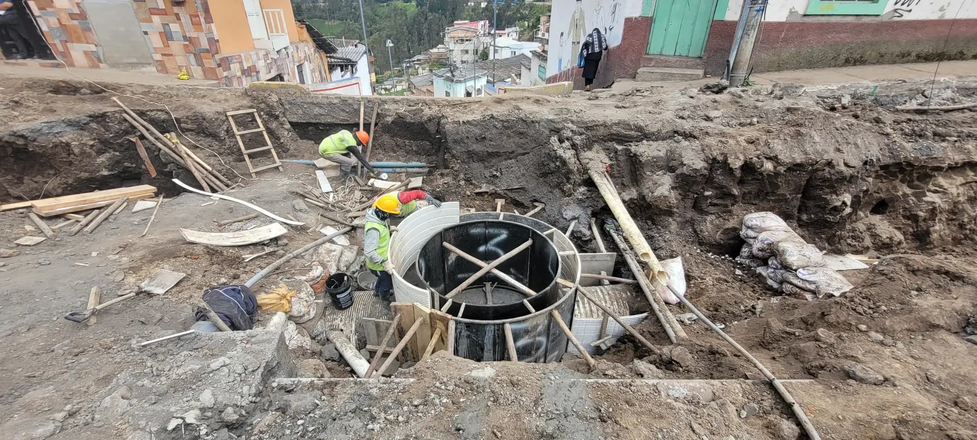 Construction of a circular sewer manhole within a deep urban excavation in Tulcan